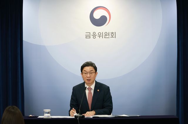 출입기자단 간담회하는 이억원 금융위원장