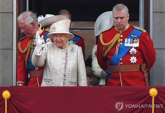 2019년 엘리자베스 2세 여왕과 차남 앤드루 마운트배튼 윈저
