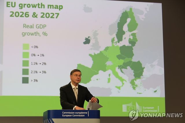 봄철 경제전망 발표하는 발디스 돔브로브스키스 EU 경제담당 집행위원