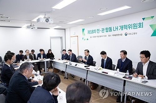 김윤덕 장관, LH 개혁위원회 개최 (서울=연합뉴스) 김윤덕 국토교통부 장관이 12일 서울 중구 국토발전전시관에서 열린 LH 개혁위원회에 참석해 발언하고 있다. 2025.11.12 [국토교통부 제공. 재판매 및 DB 금지] photo@yna.co.kr(끝)