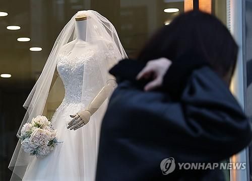 서울 마포구 아현동 웨딩거리에 전시된 웨딩드레스