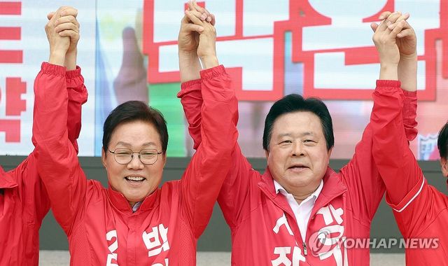 출정식 참석한 박완수(왼쪽)·강기윤 후보 