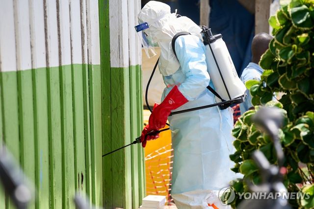 21일(현지시간) 콩고민주공화국 르왐파라에서 보건 관계자가 방역을 하고 있다.[AP=연합뉴스. 재판매 및 DB 금지]
