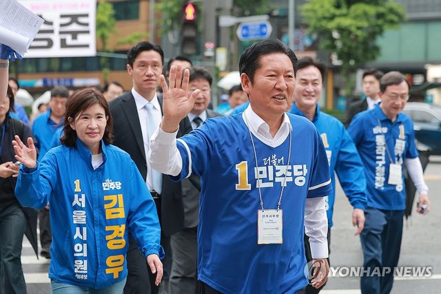 민주당 선거운동원들과 인사하는 정청래 대표