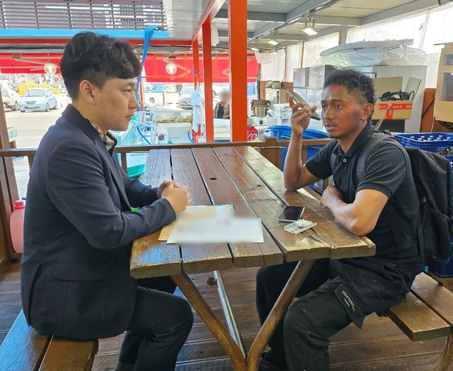 동티모르 선원 도움 주는 신종원 경사