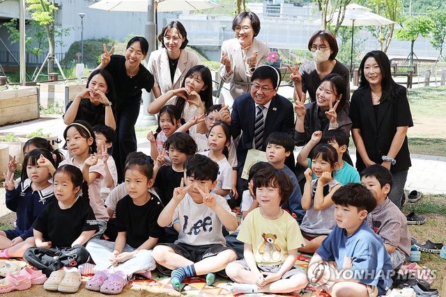 스승의날 유치원 찾은 최교진 교육장관