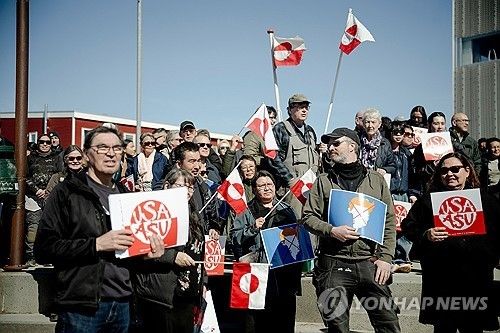 21일 그린란드 누크에서 열린 새 미국 영사관 개소식에 몰린 항의 시위대 [AP=연합뉴스] 