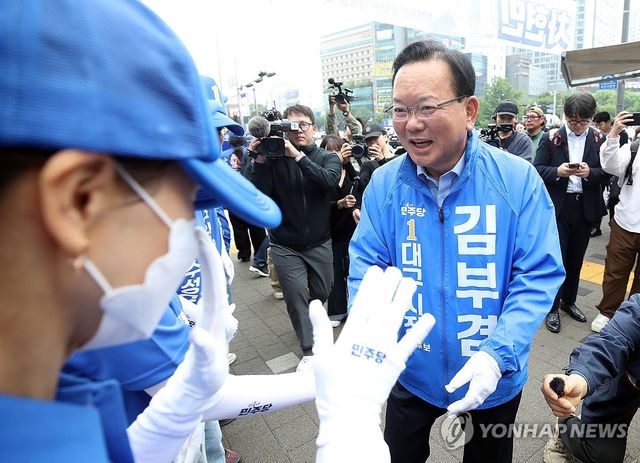 선거운동원과 악수하는 김부겸