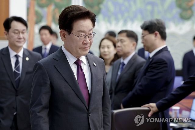 수석보좌관회의 입장하는 이재명 대통령