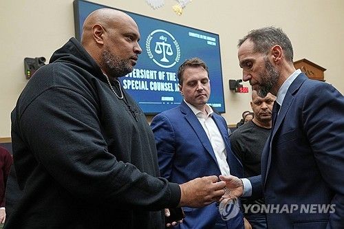 전직 의사당 경찰관인 해리 던(왼쪽)과 워싱턴DC 경찰관인 대니얼 호지스(중간)