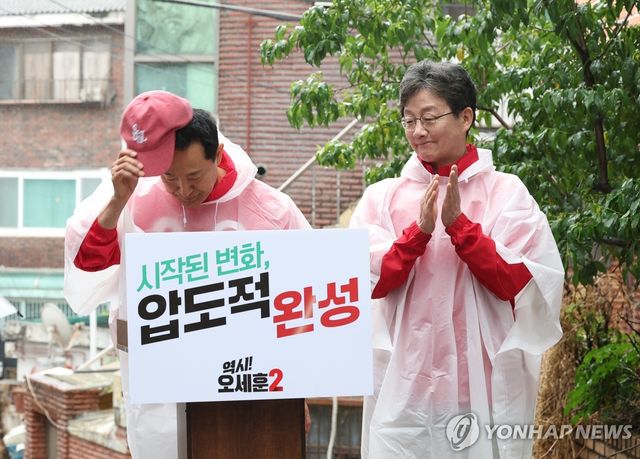인사하는 오세훈 서울시장 후보