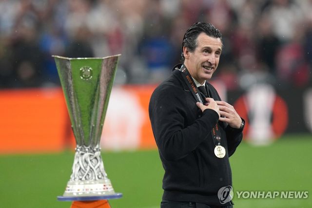 우승컵 앞에서 기뻐하는 우나이 에메리 감독