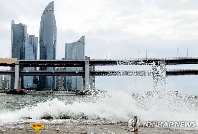 파도치는 부산 민락수변공원
