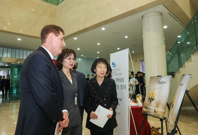 특별전 둘러보는 잭 마리나이 교수(왼쪽)