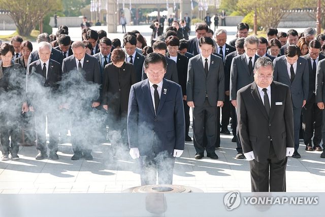 5·18민중항쟁추모탑 참배하는 민주당 정청래 대표