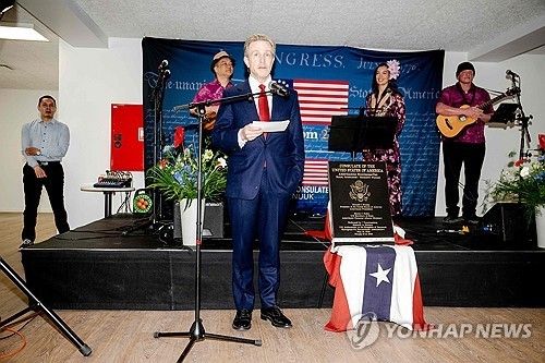 21 그린란드 누크에서 열린 새 미국 영사관 건물 개소식에 참석한 케네스 하워리 주덴마크 미국 대사 [AFP=연합뉴스] 