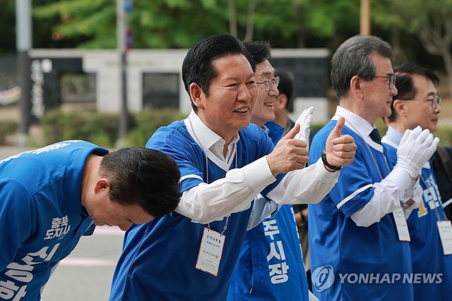 청주에서 출근길 시민과 인사하는 정청래 위원장