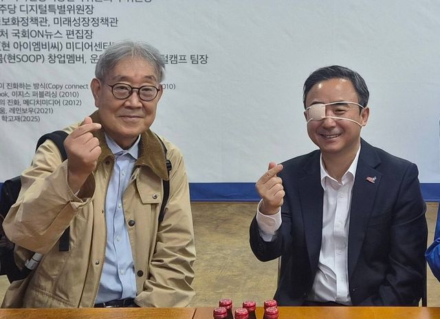 임문영(오른쪽) 민주당 광주 광산을 보궐선거 후보, 전 현대차 사장과 대화