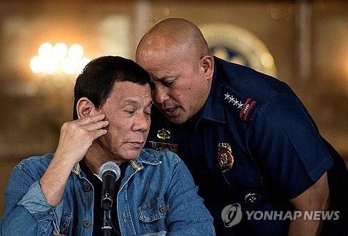2017년 당시 두테르테 필리핀 대통령(왼쪽)과 델라 로사 경찰청장