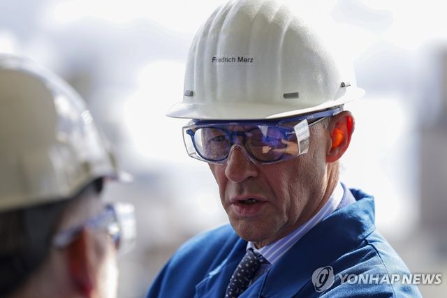 안전모 쓰고 화학공장 방문한 프리드리히 메르츠 독일 총리