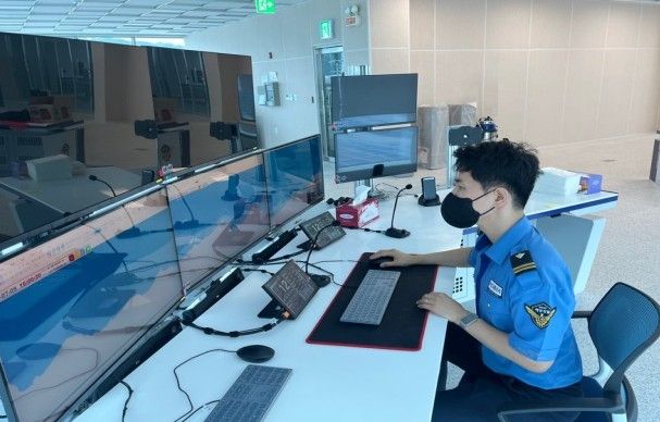 동해 광역해상교통관제센터 근무 장면
