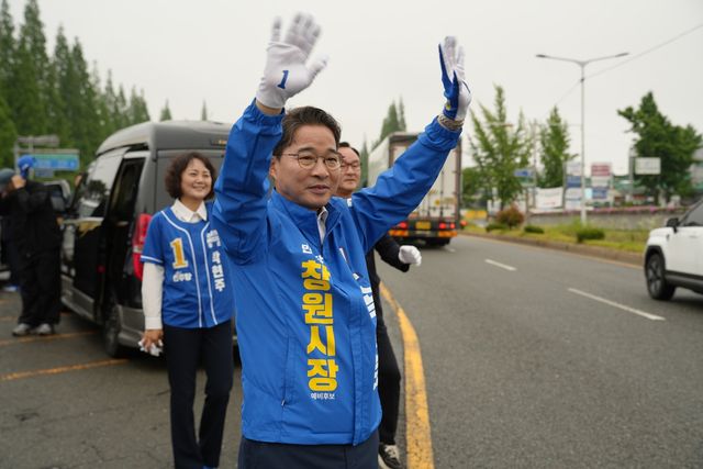 지난 21일 출근길 아침 인사하는 송순호 후보