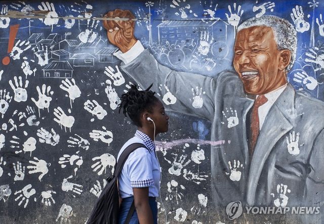 남아프리카공화국 요하네스버그의 한 마을에 그려진 넬슨 만델라 벽화 [EPA 연합뉴스 자료사진. 재판매 및 DB 금지]