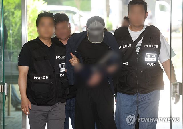 '배우 김규리 자택 침입해 강도·폭행' 40대 남성 법원 출석