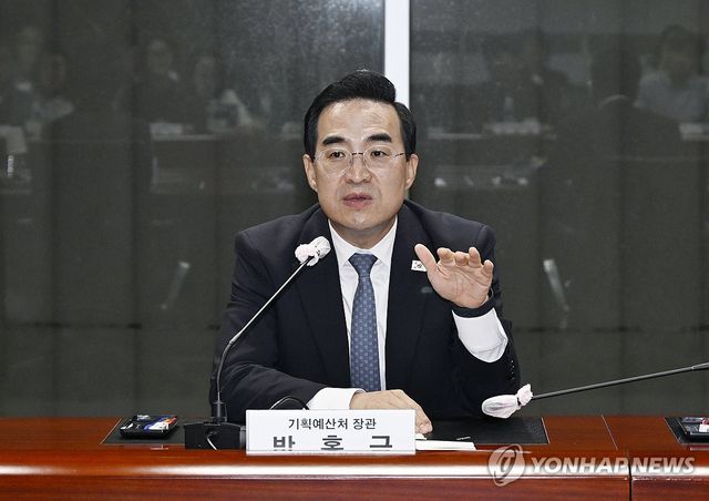 박홍근 기획예산처 장관이 지난 18일 광주 동구 국립아시아문화전당을 방문해 지역 예술인 간담회를 주재하고 있다. [기획예산처 제공. 연합뉴스 자료사진. 재판매 및 DB 금지]