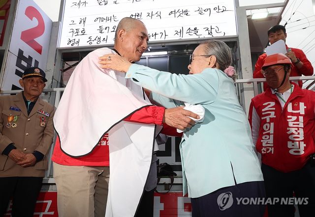 삭발한 아들과 어머니