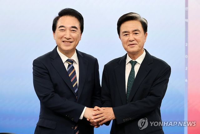 악수하는 박수현-김태흠