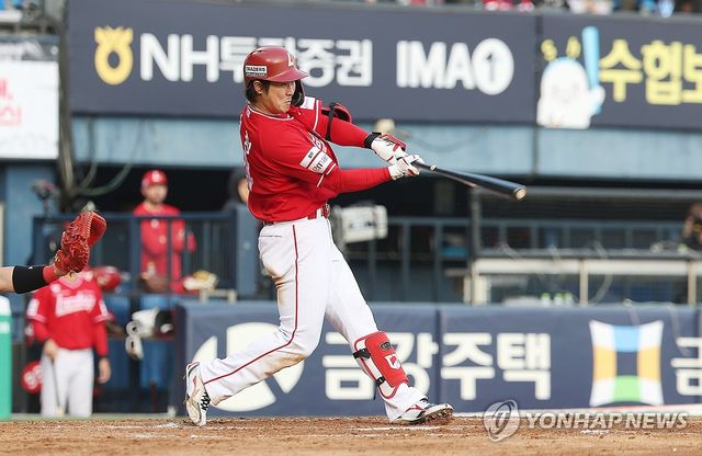 타격 시도하는 최정