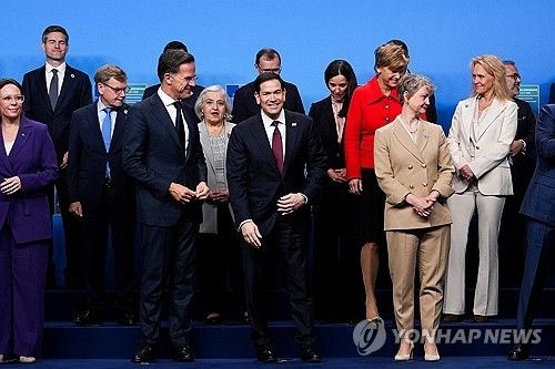 22일 스웨덴 헬싱보리에서 열린 나토 외무장관 회의에 참석한 마코 루비오 미 국무장관(앞줄 가운데)과 마르크 뤼터 나토 사무총장(루비오 장관 왼쪽 옆) [로이터=연합뉴스. 재판매 및 DB 금지]