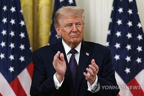 케빈 워시 연준 의장 취임선서식 참석한 트럼프 대통령 