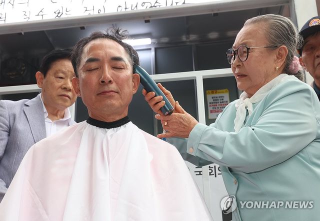 삭발하는 국민의힘 박민식 북갑 보선 후보