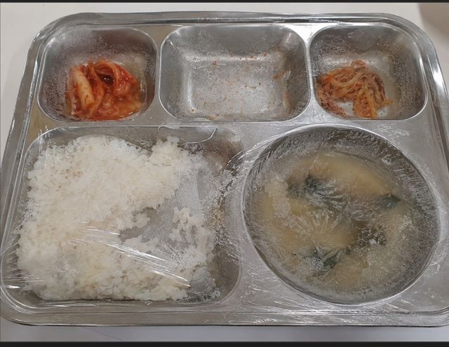 냉동실에 들어갔다가 나온 냉동밥 모습