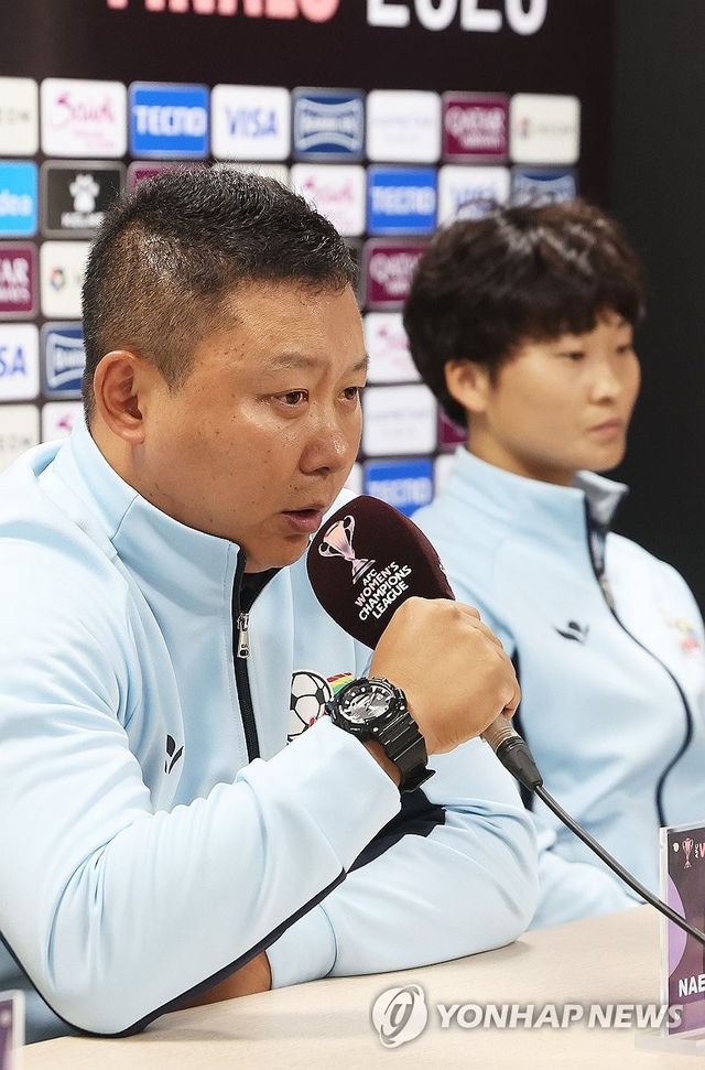 질문에 답하는 리유일 감독