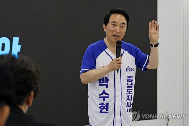 언론 질문에 답하는 박수현