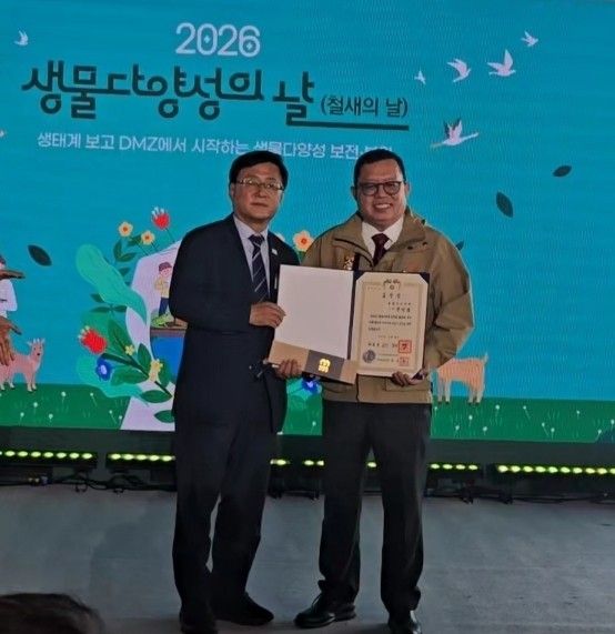 22일 생물다양성의 날 기념행사에서 대통령 표창 받은 전인범 前특전사령관(오른쪽)