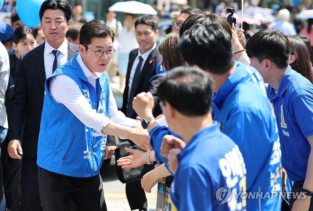 지지자들과 인사하는 정원오 후보