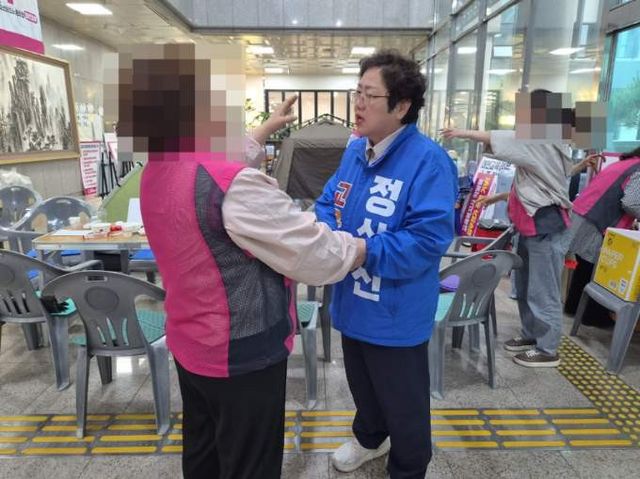 학교 급식 조리원과 만나 대화하는 정상신 대전교육감 후보