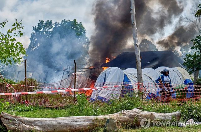 21일(현지시간) 콩고민주공화국 르왐파라의 에볼라 치료소에서 환자 격리·치료용 텐트가 불타고 있다.[로이터=연합뉴스. 재판매 및 DB 금지]
