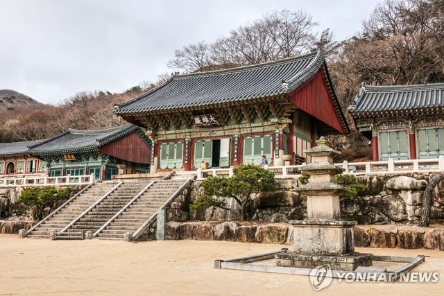 금정산 범어사 대웅전과 삼층석탑