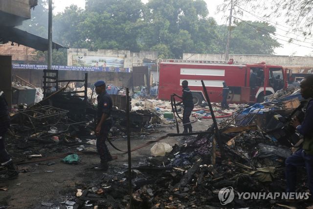 21일(현지시간) 말리 수도 바마코의 시장에서 불이나 소방관들이 진화하고 있다. [로이터=연합뉴스. 재판매 및 DB 금지]