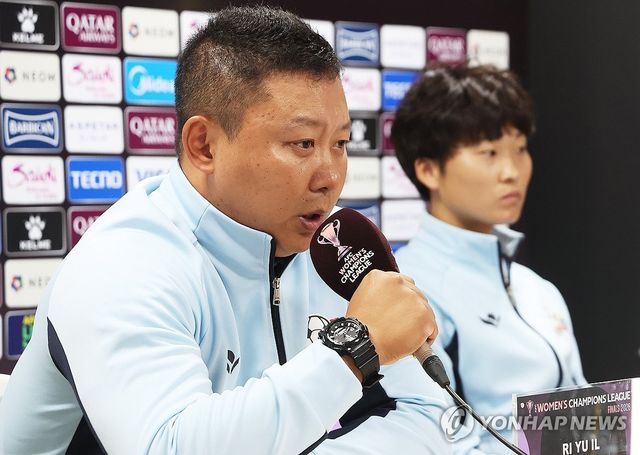 질문에 답하는 리유일 감독