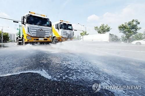 무더위 식히는 살수차 물줄기