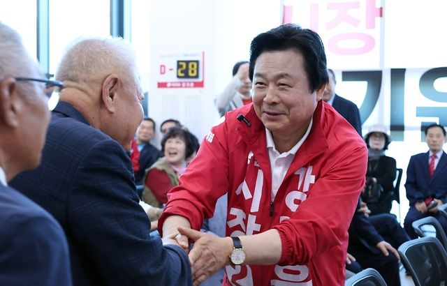 지난 6일 선거사무소 개소식에서 유권자와 인사 나누는 강기윤 후보