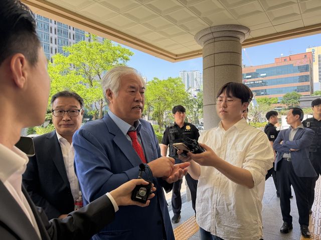 서부지법에 들어서는 전광훈 목사