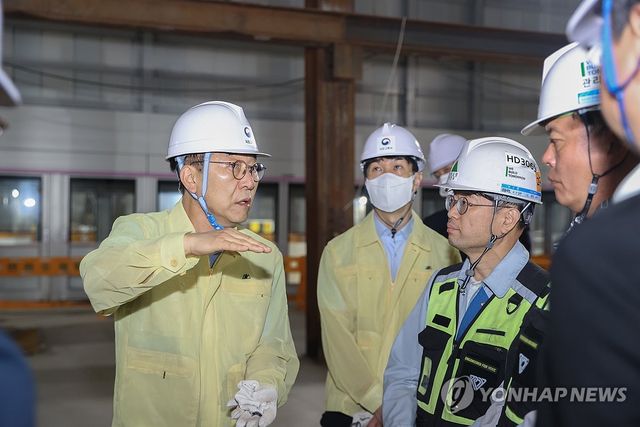 김윤덕 국토교통부 장관, GTX 삼성역 구간 현장 점검