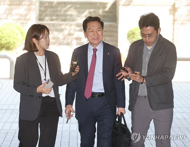 김기현 의원 첫 공판 출석